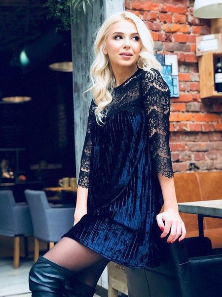 Modern női ruha csipkével, négy színben