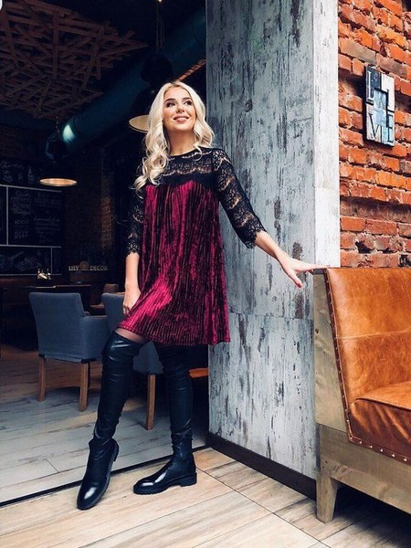 Modern női ruha csipkével, négy színben