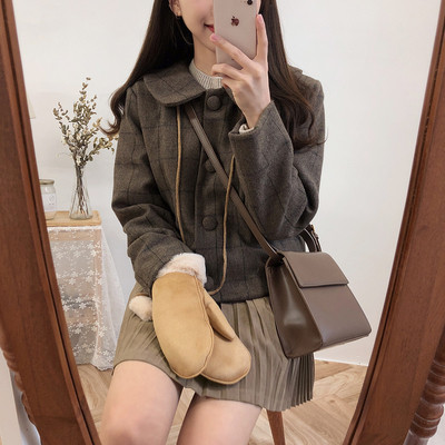 Modern rakott női szoknya fehér, fekete és krém színben