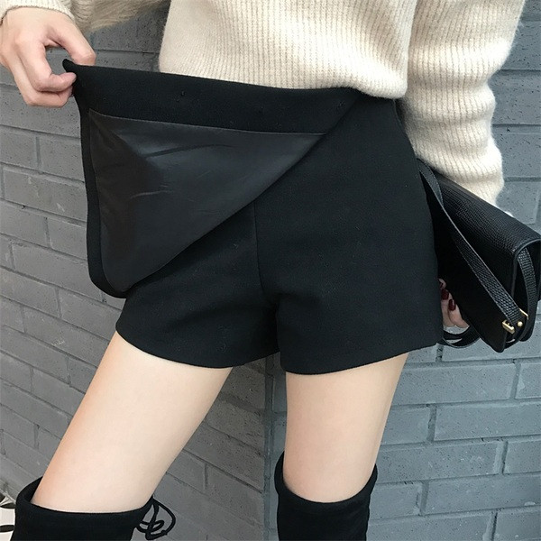 Μοντέρνα γυναικεία σορτς με διακοσμητική τσέπη σε μαύρο χρώμα