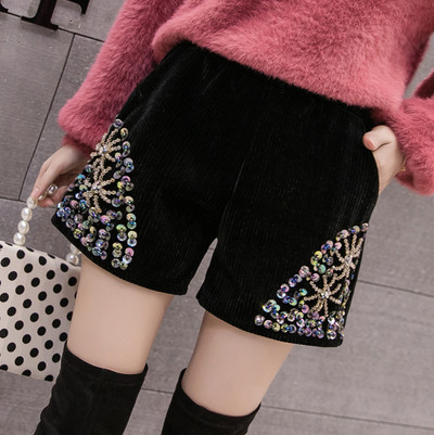 Új modell női rövidnadrág kövekkel fekete színben