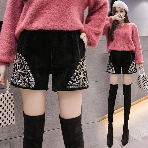 Új modell női rövidnadrág kövekkel fekete színben