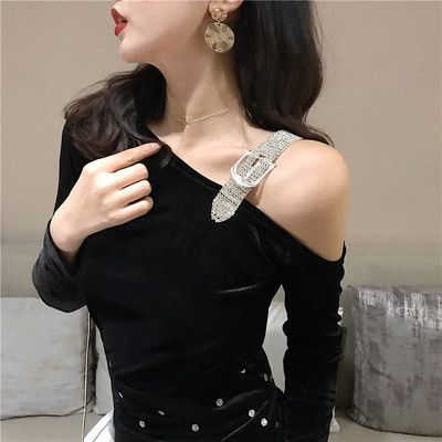 Μοντέρνα γυναικεία  μπλούζα με μεταλλικό λουρί