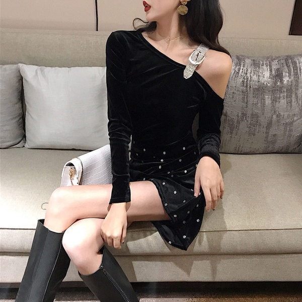 Μοντέρνα γυναικεία  μπλούζα με μεταλλικό λουρί