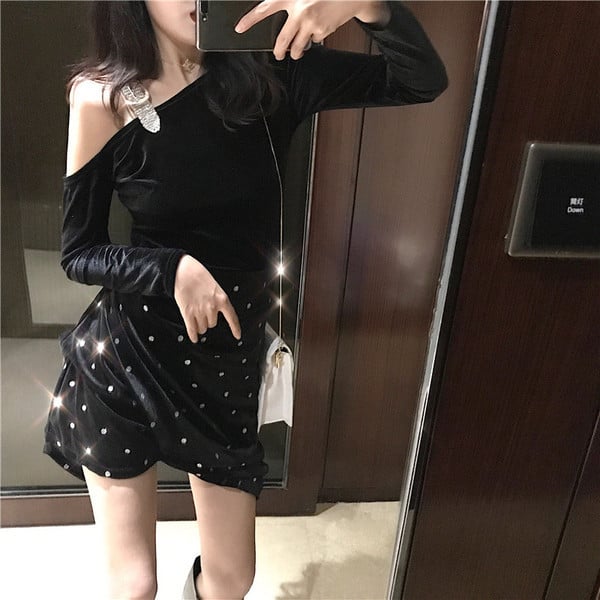 Μοντέρνα γυναικεία  μπλούζα με μεταλλικό λουρί