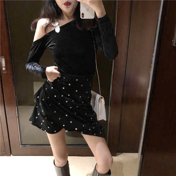 Μοντέρνα γυναικεία  μπλούζα με μεταλλικό λουρί