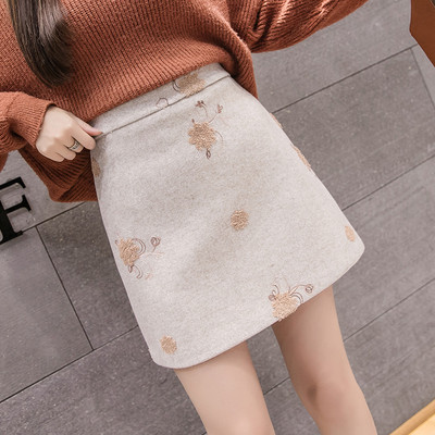 Fusta scurta de dama cu broderie in trei culori