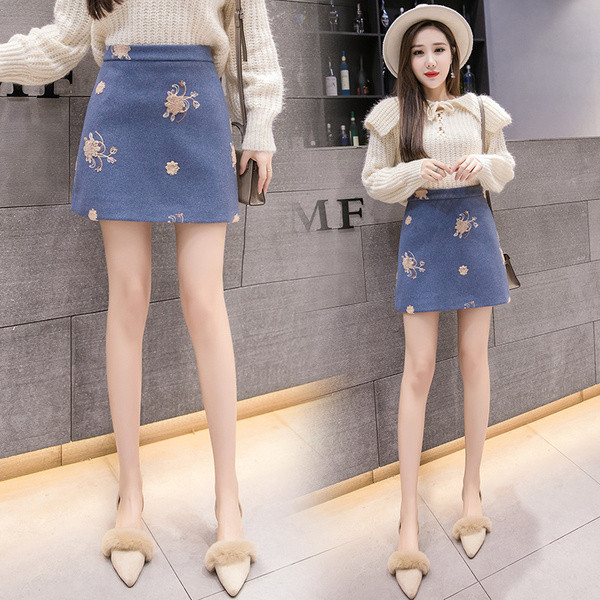 Fusta scurta de dama cu broderie in trei culori