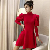 Modern női ruha magas gallérral, két színben