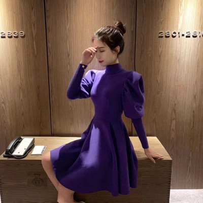 Modern női ruha magas gallérral, két színben