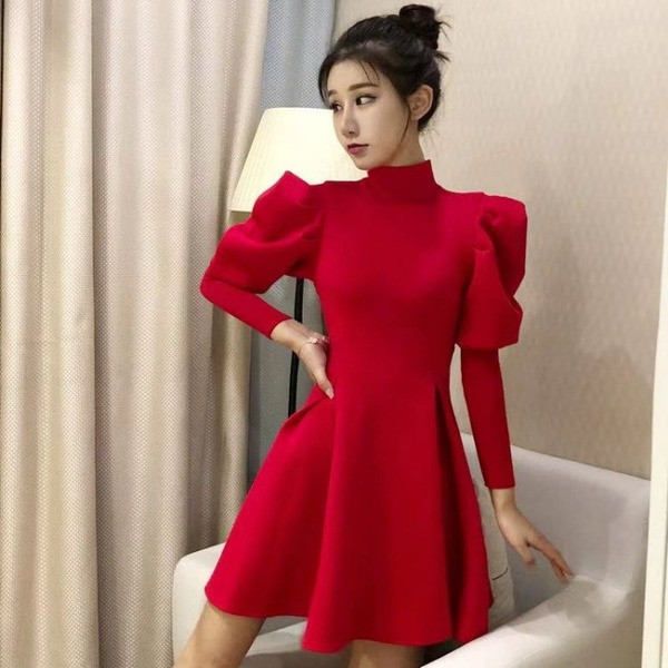 Modern női ruha magas gallérral, két színben