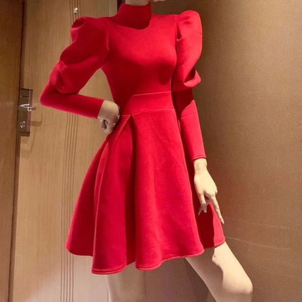 Modern női ruha magas gallérral, két színben