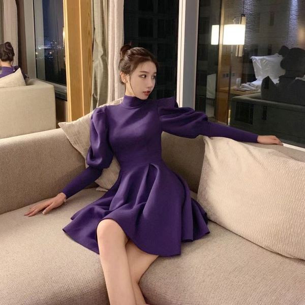 Modern női ruha magas gallérral, két színben