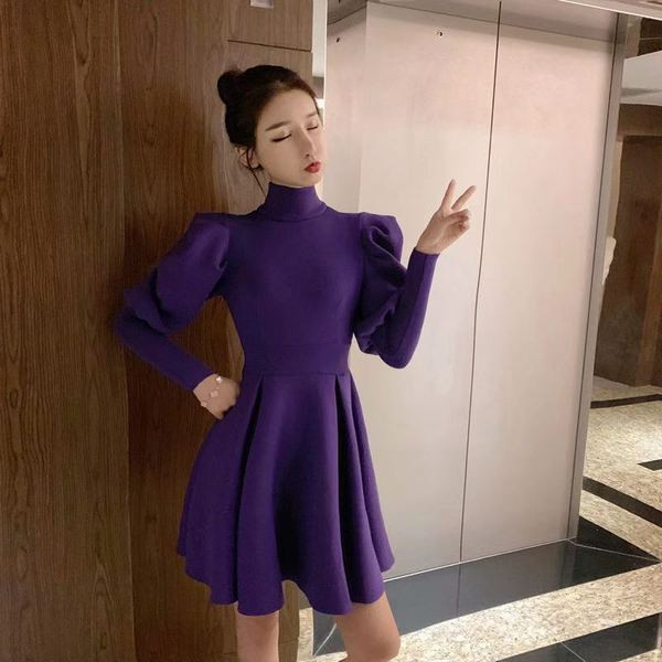 Modern női ruha magas gallérral, két színben