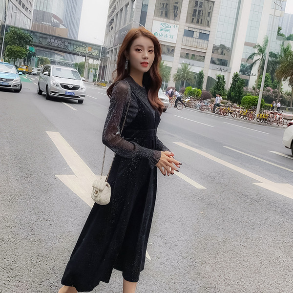 Stílusos, fényes női ruha, hosszú ujjú fekete színben