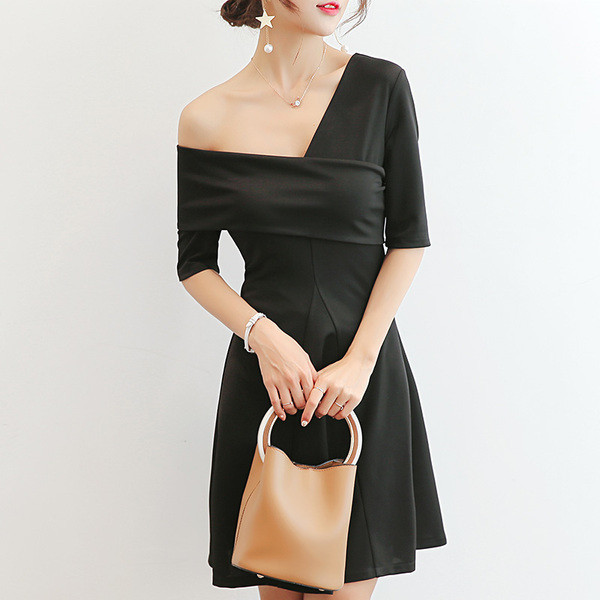 Stílusos női ruha csupasz váll fekete és piros színben