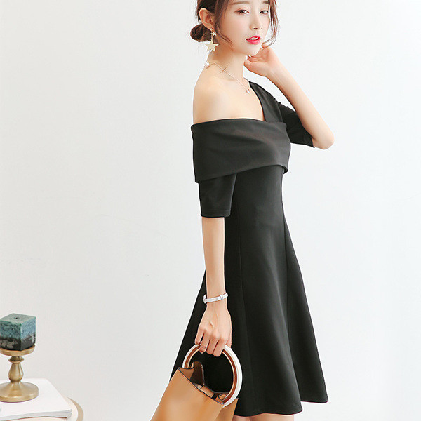 Stílusos női ruha csupasz váll fekete és piros színben