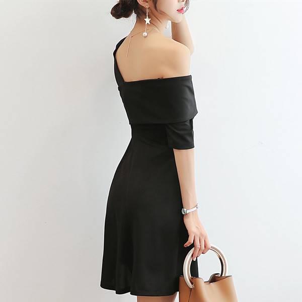 Stílusos női ruha csupasz váll fekete és piros színben