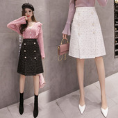 Κομψή γυναικεία φούστα με κουμπιά σε μαύρο και άσπρο χρώμα