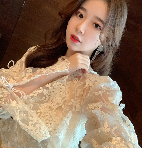 Γυναικεία κομψή μπλούζα με  δαντέλα με μανίκι λωτού σε λευκό χρώμα