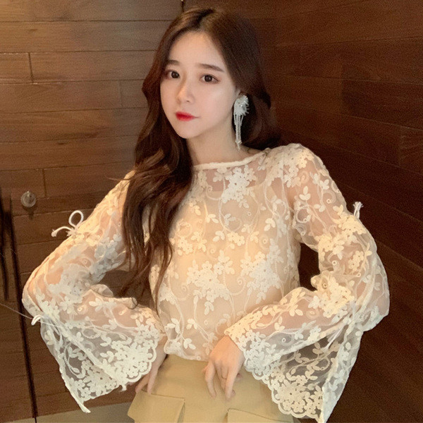 Γυναικεία κομψή μπλούζα με  δαντέλα με μανίκι λωτού σε λευκό χρώμα