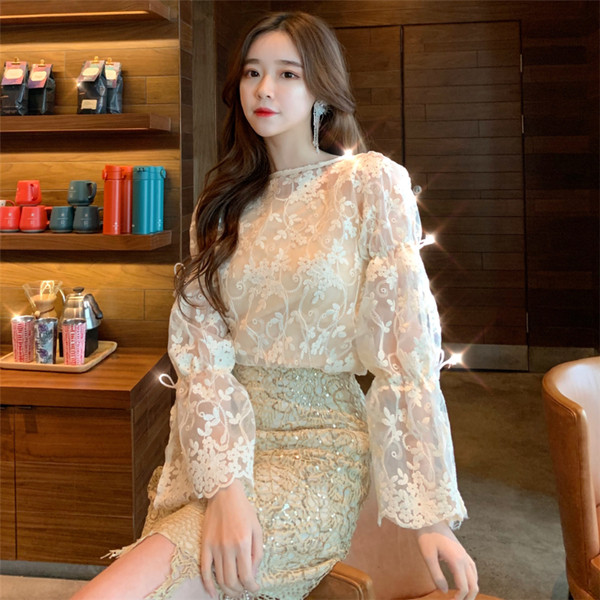 Γυναικεία κομψή μπλούζα με  δαντέλα με μανίκι λωτού σε λευκό χρώμα