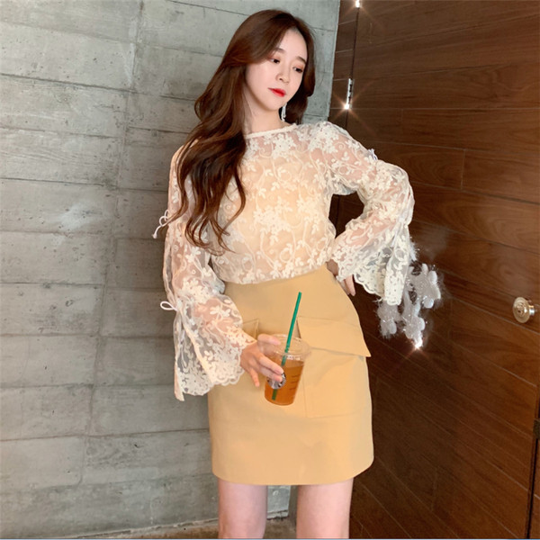 Γυναικεία κομψή μπλούζα με  δαντέλα με μανίκι λωτού σε λευκό χρώμα