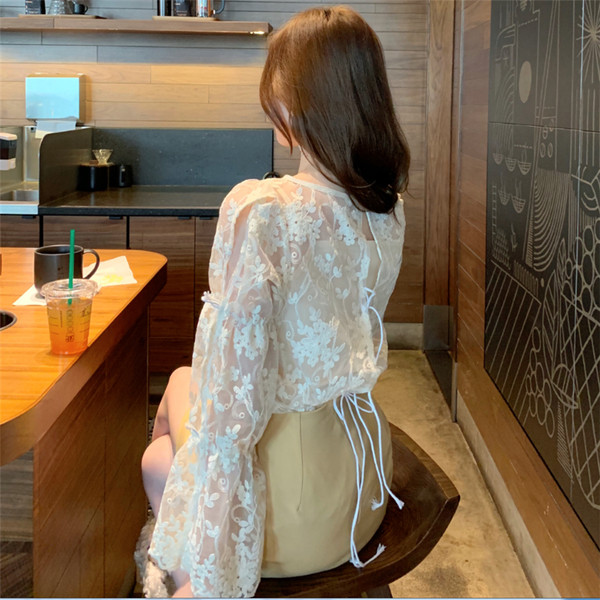 Γυναικεία κομψή μπλούζα με  δαντέλα με μανίκι λωτού σε λευκό χρώμα