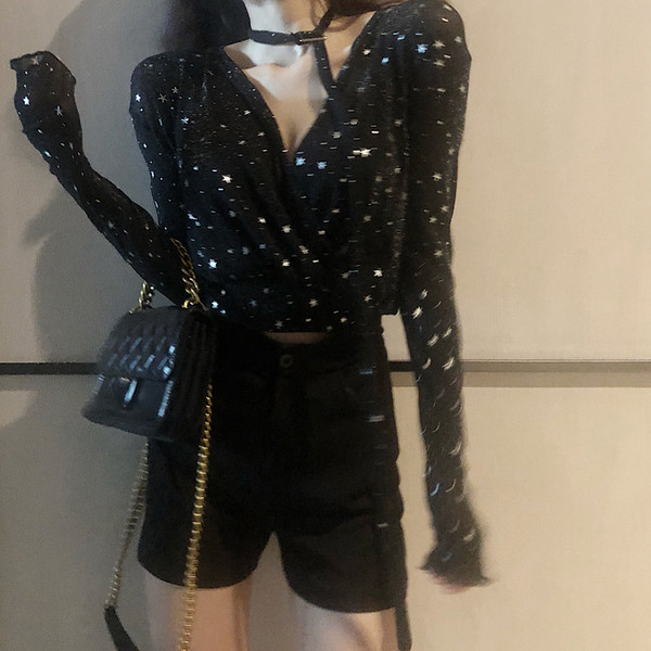 Stílusos női blúz, fekete flitterekkel