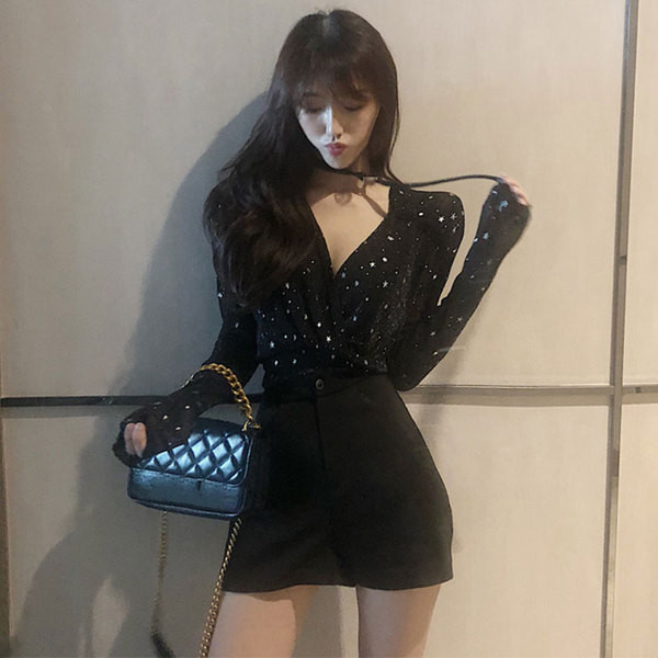 Stílusos női blúz, fekete flitterekkel