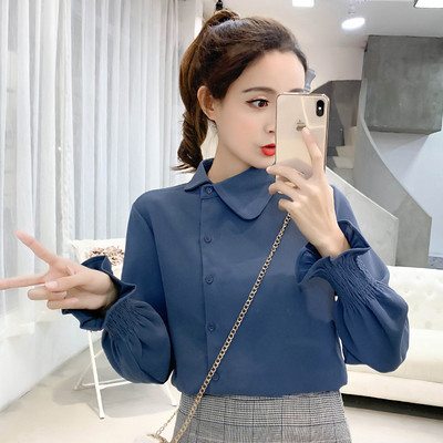 Elegáns női ing oldalsó rögzítéssel, kék és fehér színben