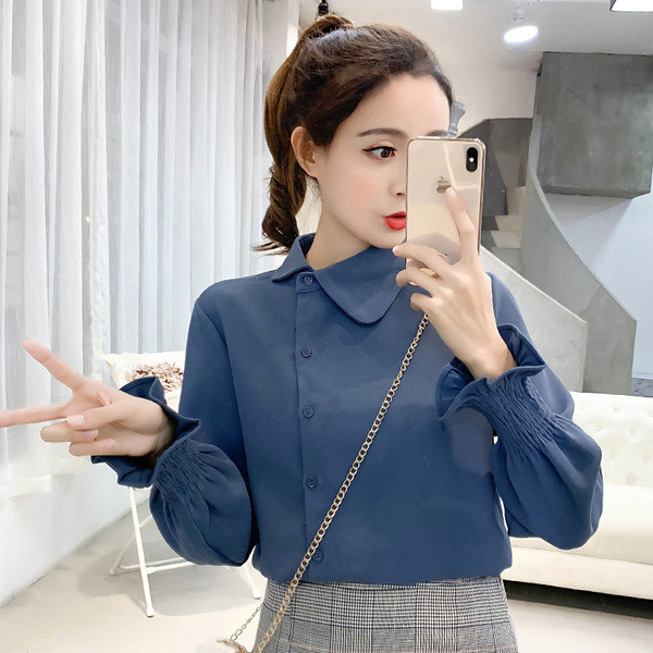 Elegáns női ing oldalsó rögzítéssel, kék és fehér színben