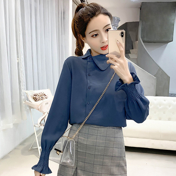 Elegáns női ing oldalsó rögzítéssel, kék és fehér színben