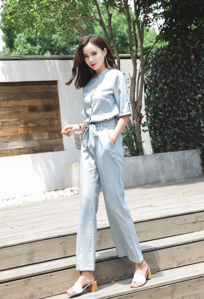 Csíkos női szett 3/4 ujjú blúzzal és magas derekú kék nadrággal