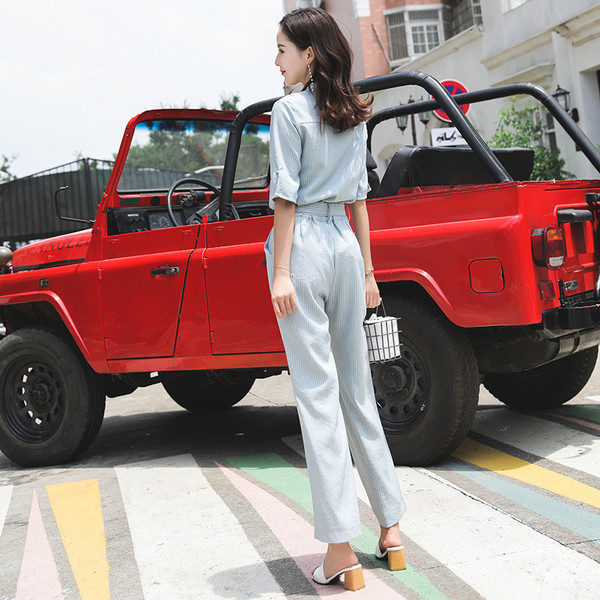 Csíkos női szett 3/4 ujjú blúzzal és magas derekú kék nadrággal