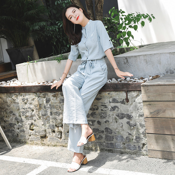 Csíkos női szett 3/4 ujjú blúzzal és magas derekú kék nadrággal