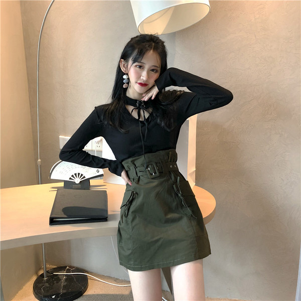 Modern női blúz fekete-fehér nyakkendővel