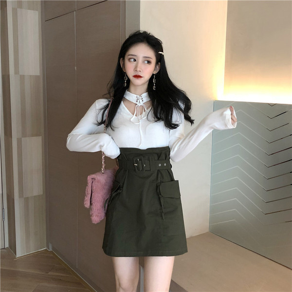 Modern női blúz fekete-fehér nyakkendővel