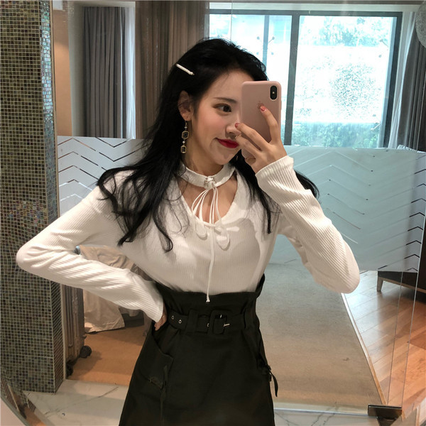 Modern női blúz fekete-fehér nyakkendővel