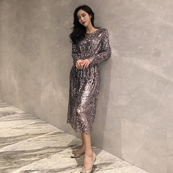 Modern női ruha flitterekkel és hosszú ujjal