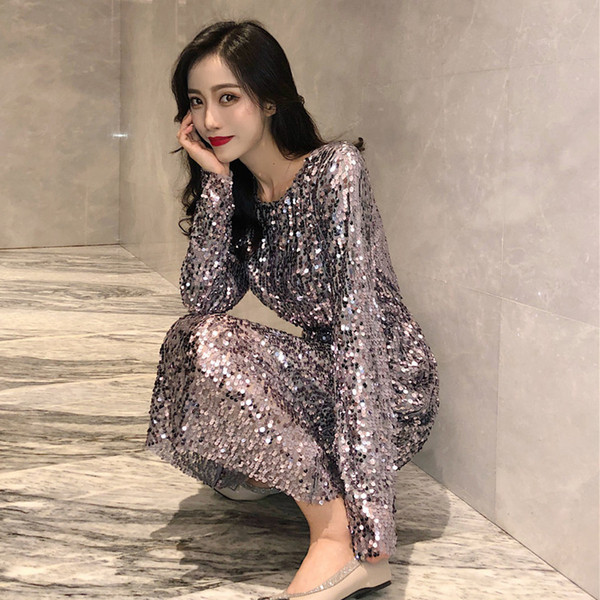 Modern női ruha flitterekkel és hosszú ujjal