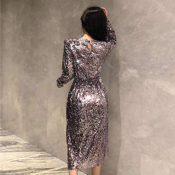 Modern női ruha flitterekkel és hosszú ujjal