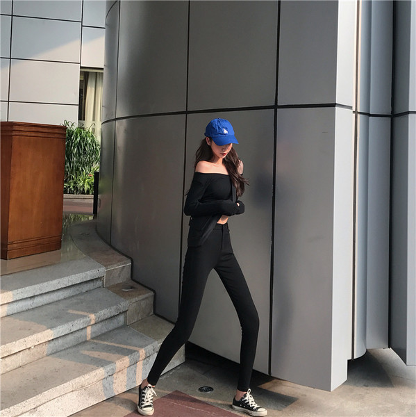 Kényelmes női nadrág magas derékkal, fekete színben