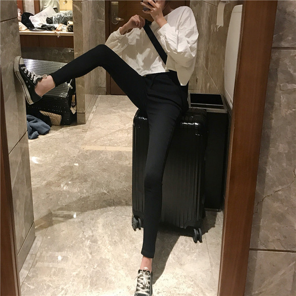 Kényelmes női nadrág magas derékkal, fekete színben