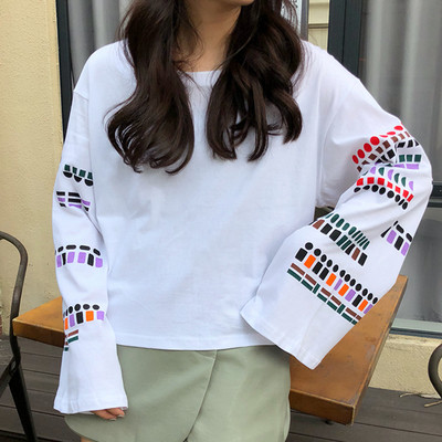 Alkalmi női blúz színes fekete-fehér ujjú díszítéssel