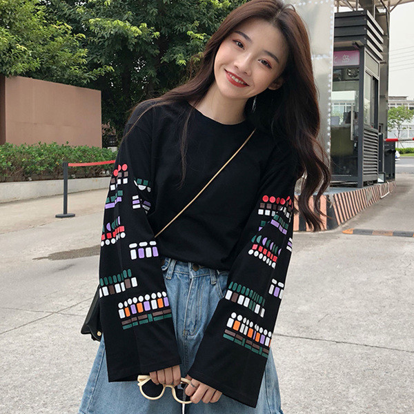 Alkalmi női blúz színes fekete-fehér ujjú díszítéssel