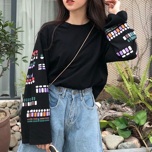 Alkalmi női blúz színes fekete-fehér ujjú díszítéssel