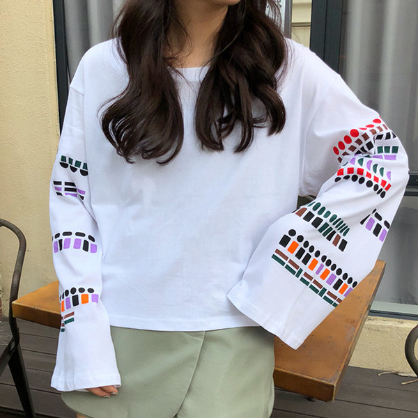 Alkalmi női blúz színes fekete-fehér ujjú díszítéssel