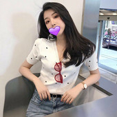 Egyszerű női pöttyös póló fehér és piros színben