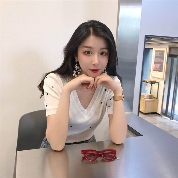 Egyszerű női pöttyös póló fehér és piros színben